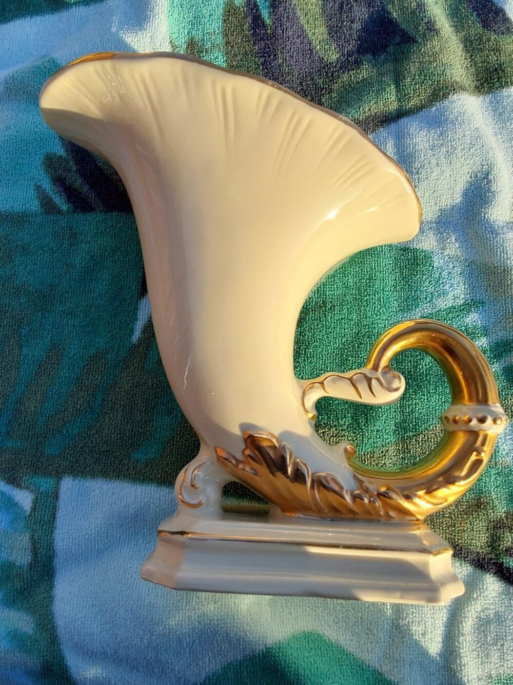 GORGEOUS VINTAGE HORN OF PLENTY WITH GOLD